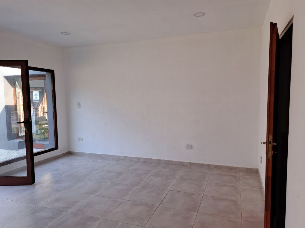 Local comercial opcion anual y de temporada, frente a la plaza, Villa Urquiza. Local 4