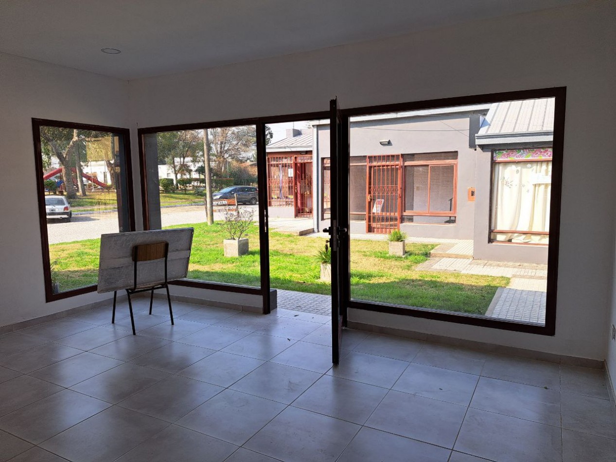 Local comercial opcion anual y de temporada, frente a la plaza, Villa Urquiza. Local 4