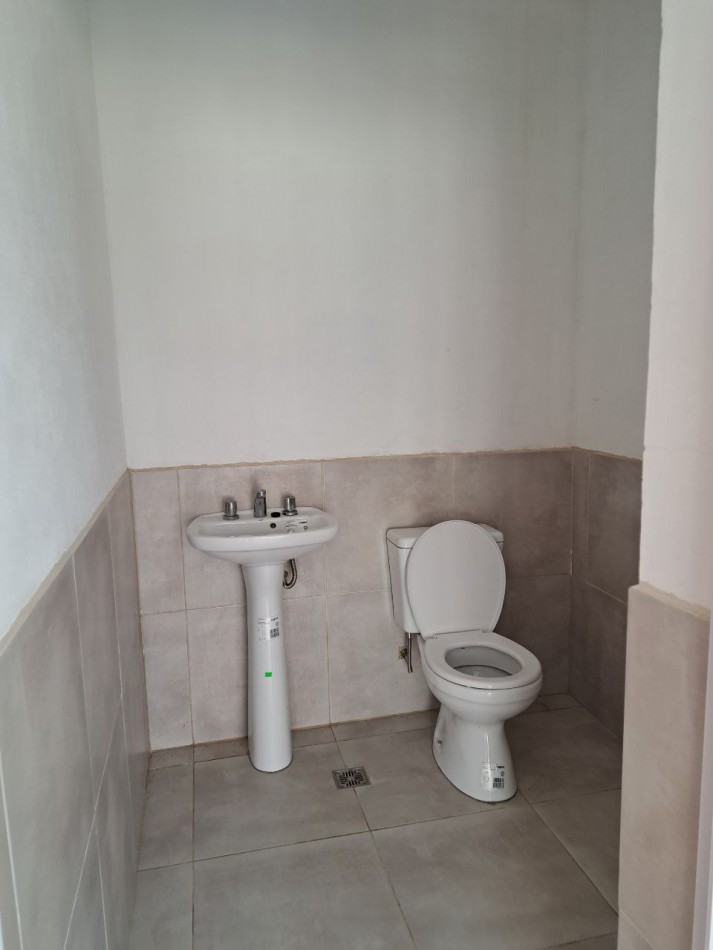 Local comercial opcion anual y de temporada, frente a la plaza, Villa Urquiza. Local 4