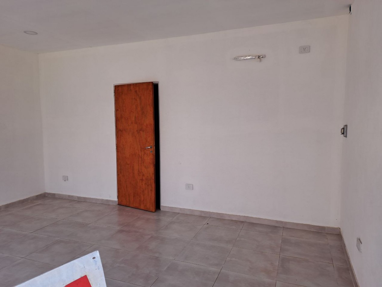 Local comercial opcion anual y de temporada, frente a la plaza, Villa Urquiza. Local 4