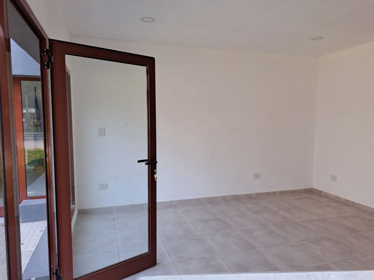 Local comercial opcion anual y de temporada, frente a la plaza, Villa Urquiza. Local 4