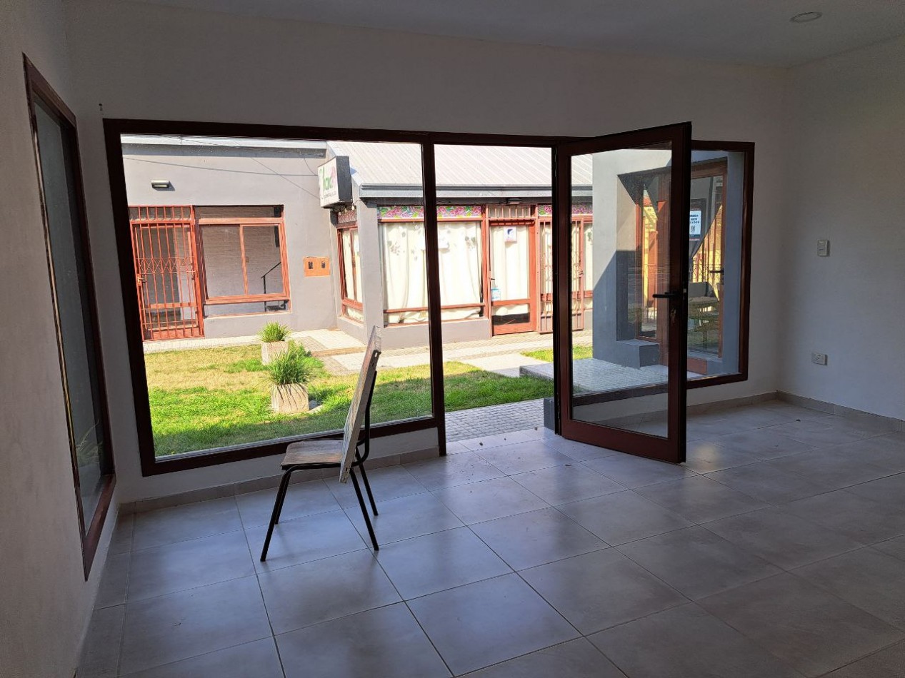 Local comercial opcion anual y de temporada, frente a la plaza, Villa Urquiza. Local 4