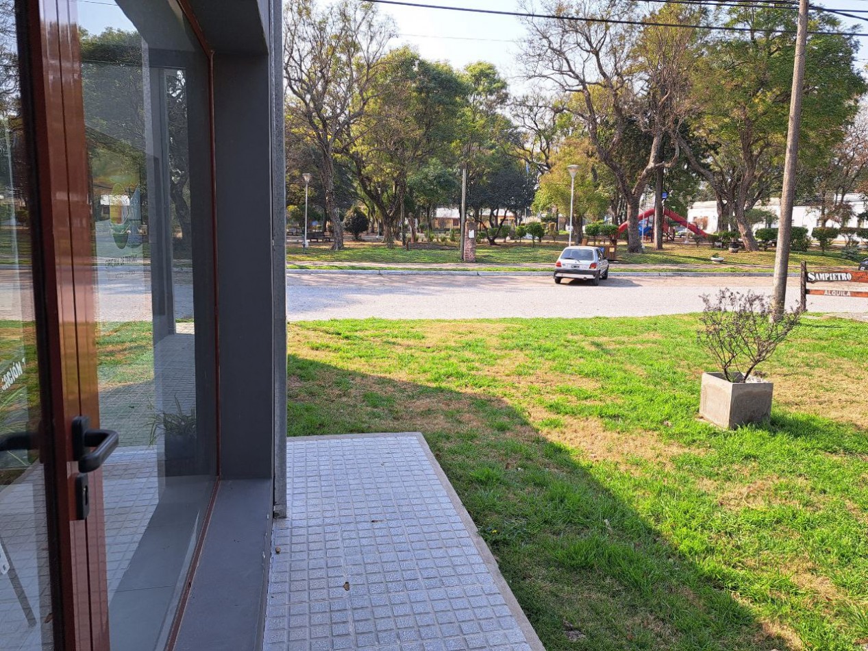 Local comercial opcion anual y de temporada, frente a la plaza, Villa Urquiza. Local 4