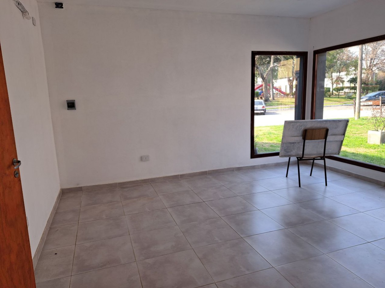 Local comercial opcion anual y de temporada, frente a la plaza, Villa Urquiza. Local 4