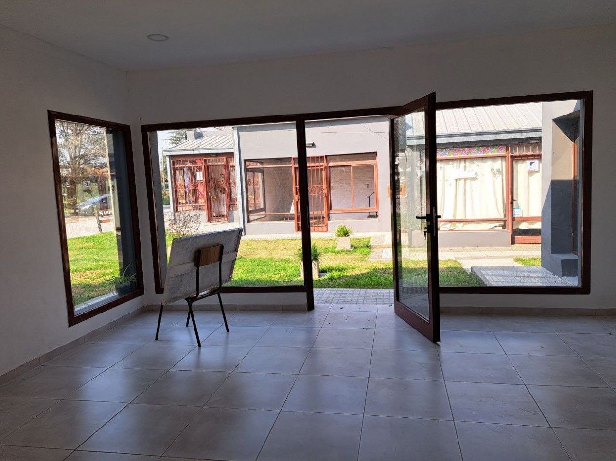 Local comercial opcion anual y de temporada, frente a la plaza, Villa Urquiza. Local 4