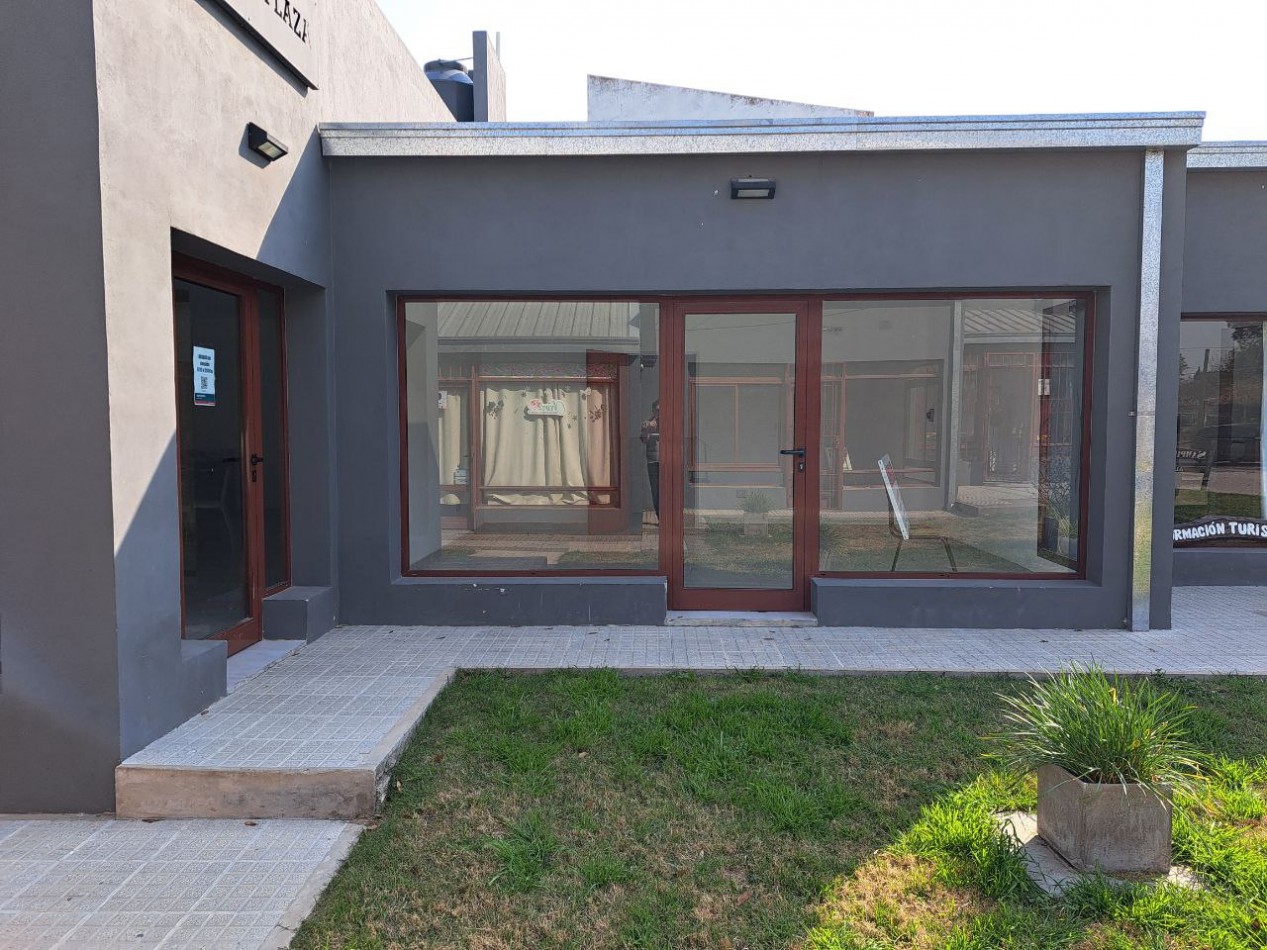 Local comercial opcion anual y de temporada, frente a la plaza, Villa Urquiza. Local 4