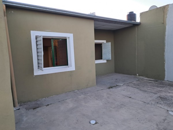 Casa 2 dormitorios, amplio garage y patio en Colonia Nueva Villa Urquiza